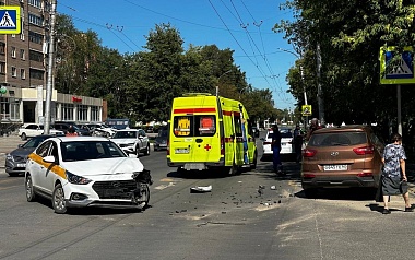 В Рязани реанимация приехала к ДТП с такси и Hyundai на Грибоедова
