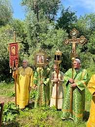 В Дашково-Песочне в Троицу прошел крестный ход к святому источнику