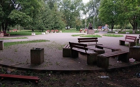 В Новомичуринске в парке вандалы сломали скамейки и оставили горы мусора