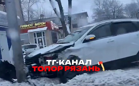 В Рязани кроссовер врезался в столб
