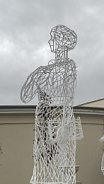 На Рязанской ВДНХ поставили найденные в Оке призраки-скульптуры СССР