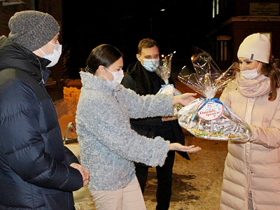 Рязанские депутаты привезли запечённых гусей дежурящим в Новый год медикам