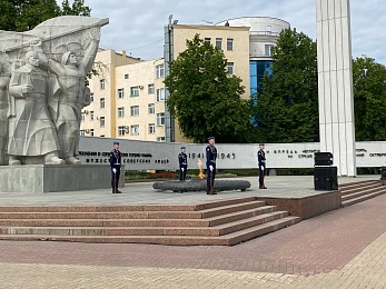 В Рязани 9 Мая возложили цветы к Вечному огню и развернули Георгиевскую ленту