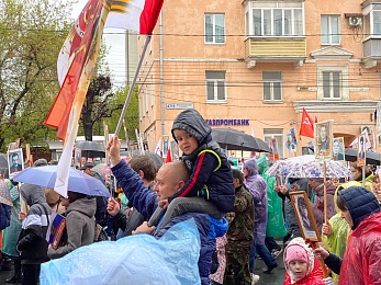В Рязани более 20 тысяч горожан прошли в строю «Бессмертного полка» - 62ИНФО В Рязани более 20 тысяч горожан прошли в строю «Бессмертного полка»