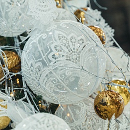 Главную ёлку московской ВДНХ украсили шарами с кадомским венизом