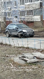 Легковушка сбила ограждение детской площадки в Рязани
