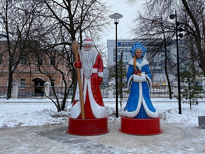 В парке в центре Рязани установили фигуры Деда Мороза и Снегурочки