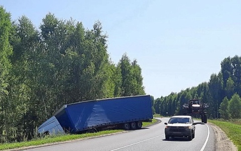 В Рязанской области фура с 22 тоннами груза съехала в кювет