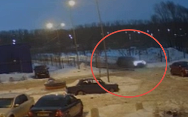 В Рязани автомобилист сбил ворота жилого комплекса 