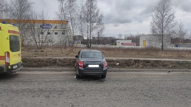 При столкновении Lada Granta с бетонным блоком в Рязани пострадали два человека 