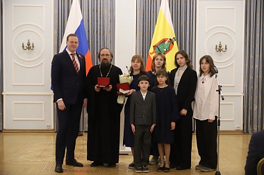 Павел Малков наградил жителей региона накануне Дня Победы