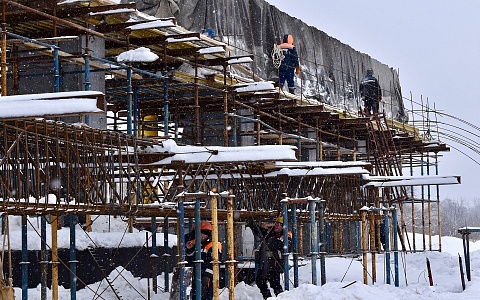 Пролет готов: рязанцам показали фото строительства моста через Оку в Дубровичах