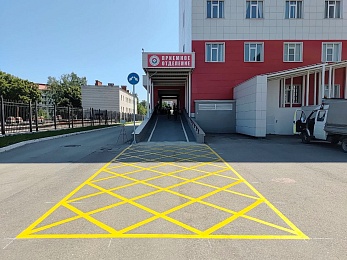 В Рязани у БСМП нанесли «вафельную» разметку для свободного проезда реанимобилей