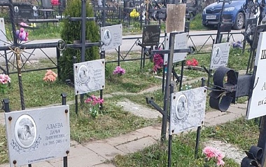 В Рязани волонтеры убрались на детских могилах Воскресенского кладбища