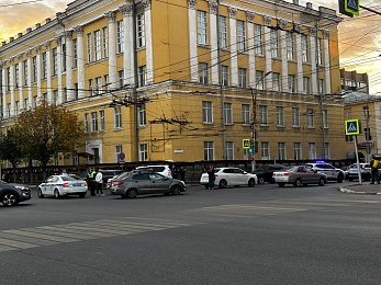 Скромное ДТП остановило движение у Театральной Рязани