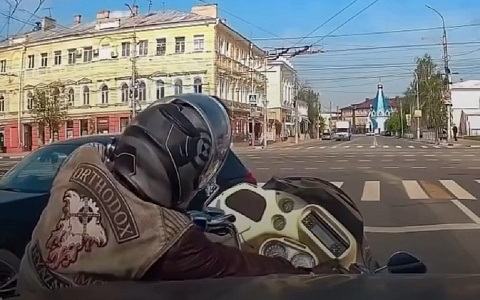 В Рязани мотоциклиста зажало между автомобилями