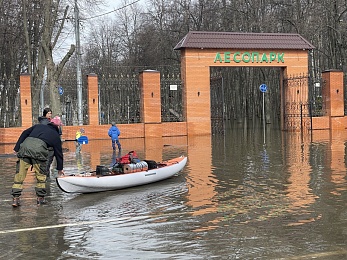 Фоторепортаж: рязанцы покоряют затопленный Лесопарк на лодках и сап-бордах - 62ИНФО Фоторепортаж: рязанцы покоряют затопленный Лесопарк на лодках и сап-бордах