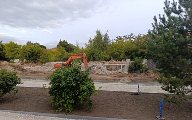 Заброшенную ледовую арену убрали с Лыбедского бульвара