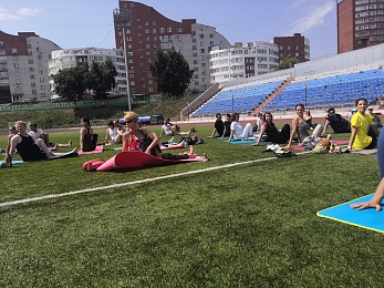 Рязанцы отметили Международный день йоги с доктором Савитой Хариш из Индии - 62ИНФО Рязанцы отметили Международный день йоги с доктором Савитой Хариш из Индии