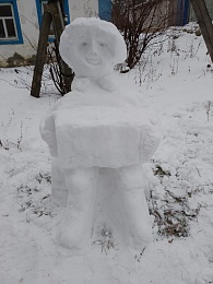 Пронский скульптор слепил гармониста с хороводом из снега