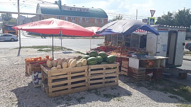 В Кальном палатку с овощами разметили прямо на дороге