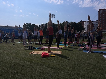 Рязанцы отметили Международный день йоги с доктором Савитой Хариш из Индии - 62ИНФО Рязанцы отметили Международный день йоги с доктором Савитой Хариш из Индии