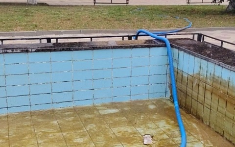 В центре Рязани очистили позеленевший фонтан