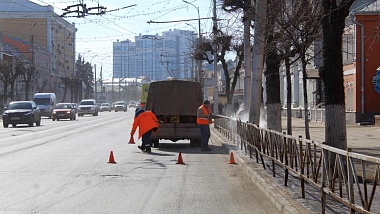 В Рязани начали мыть памятники, фонтаны и ограждения