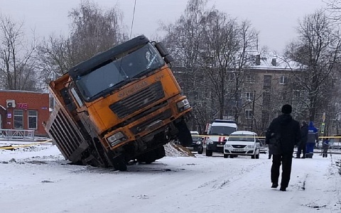 В Скопине "Камаз" провалился в яму в асфальте