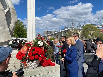 В Рязани 9 Мая возложили цветы к мемориалу на площади Победы - 62ИНФО В Рязани 9 Мая возложили цветы к мемориалу на площади Победы