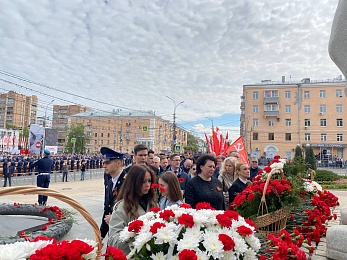 В Рязани 9 Мая возложили цветы к Вечному огню и развернули Георгиевскую ленту