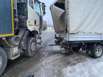 Два человека пострадали в аварии с двумя грузовиками в Рязани