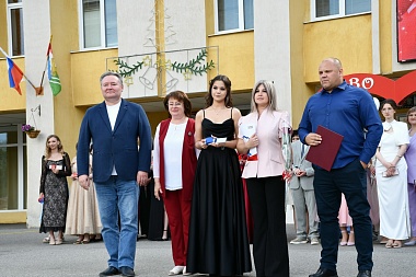 Фото первого бала: в школах Рязанской области прошли выпускные