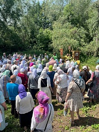 В Дашково-Песочне в Троицу прошел крестный ход к святому источнику