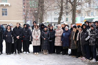 На рязанской школе № 41 установили доску в честь погибшего полковника Николаева - 62ИНФО На рязанской школе № 41 установили доску в честь погибшего полковника Николаева