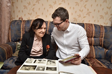 Губернатор Николай Любимов лично поздравил ветерана Клавдию Потапкину с 8 Марта 