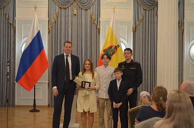 Губернатор Павел Малков поздравил многодетных с Днём матери