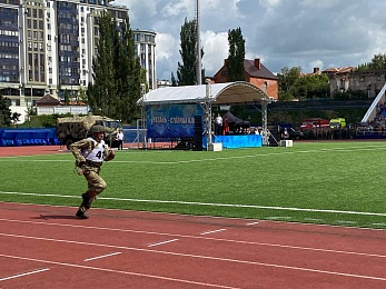 В Рязани День ВДВ отметили показательными выступлениями десантников и прыжками с парашютом