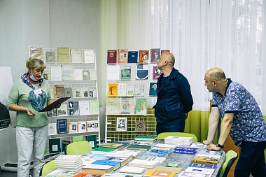 Прилепин подарил Рязани крупную «есенинскую» коллекцию - 62ИНФО Прилепин подарил Рязани крупную «есенинскую» коллекцию