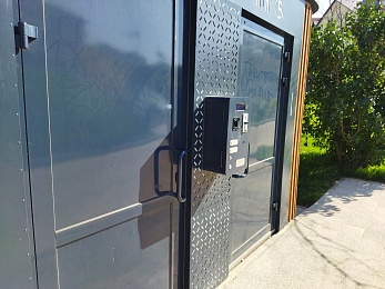 На обновлённом Лыбедском бульваре сломали антивандальные туалеты