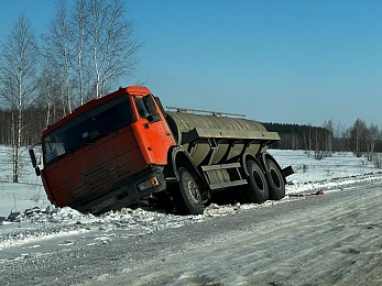 КамАЗ вылетел с дороги в Рязанской области 