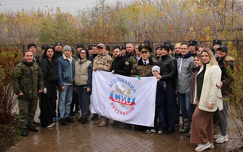 Ветераны СВО и десантники помогли озеленить Гвардейский сквер в Рязани Ветераны СВО и десантники помогли озеленить Гвардейский сквер в Рязани