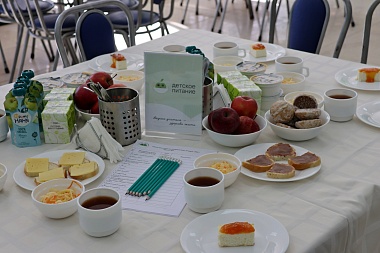 Оладьи, суп, салат: родители продегустировали блюда, которыми кормят учеников