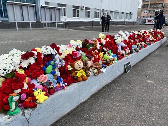 В Рязани прошел траурный митинг в память жертв теракта в "Крокусе" - 62ИНФО В Рязани прошел траурный митинг в память жертв теракта в "Крокусе"