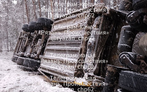 На повороте в сторону Спас-Клепиков опрокинулся грузовик