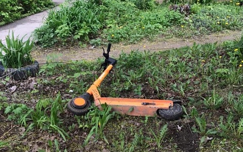 Девочка сломала руку из-за ямы в сквере «Юность» в Рязани