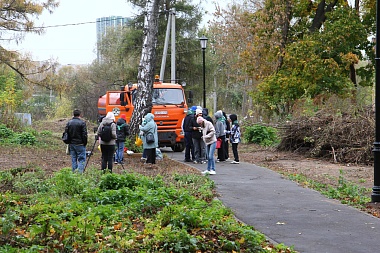 Рязанцы высадили деревья в парке 1812 года
