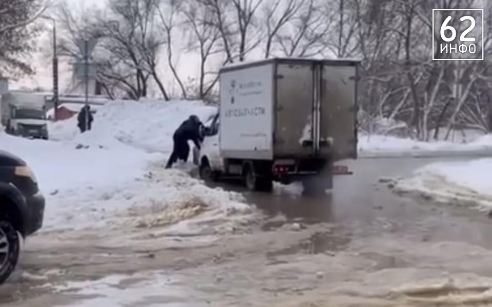 В Рязани подтопило улицы из-за прорыва трубы - 62ИНФО