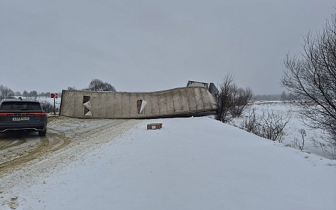 В Касимовском районе дорогу перекрыла перевернувшаяся фура