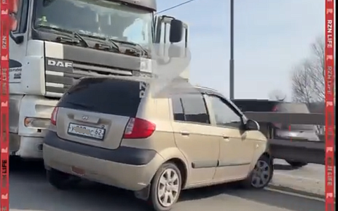 В Рязани на Северной окружной грузовик DAF врезался в Hyundai, ГАИ на месте ДТП